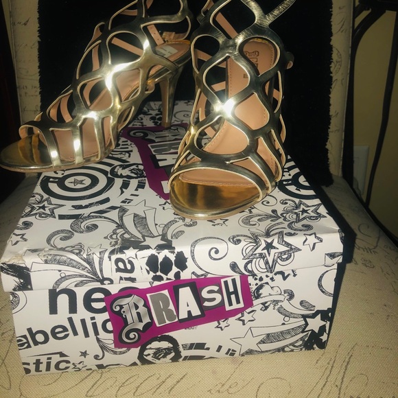 Beautiful gold dress sandals - Picture 1 of 3